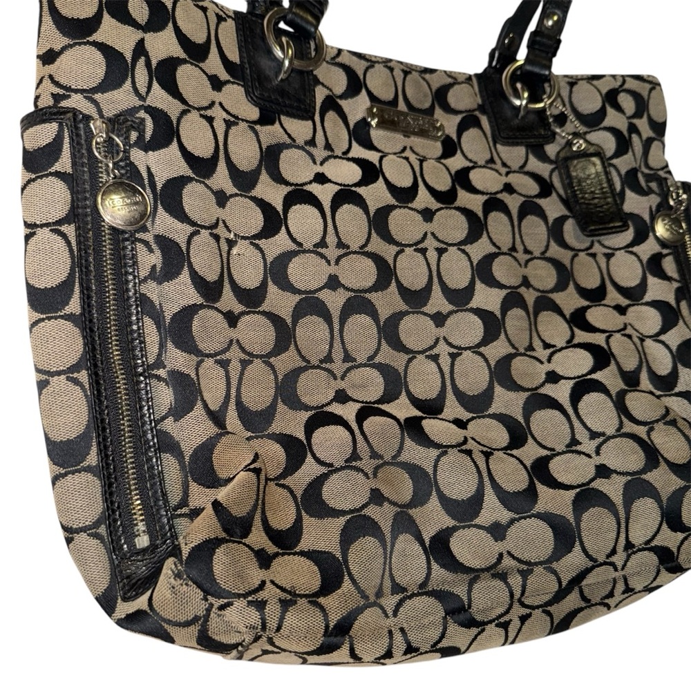 Beautiful Vintage Coach Black and Tan Shoulder Bag with Signature Logo Design - Picture 2 of 9